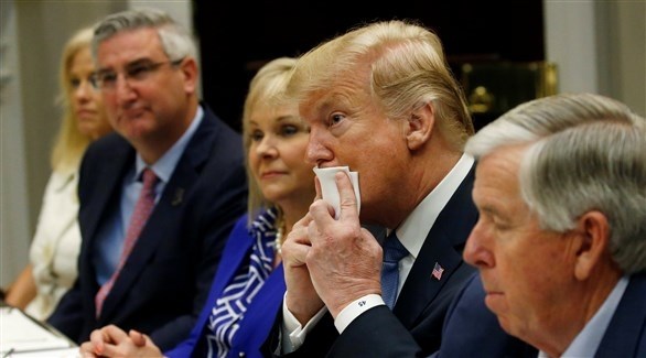 ترامب على مائدة الطعام مع مسؤولين داخل البيت الأبيض (رويترز)