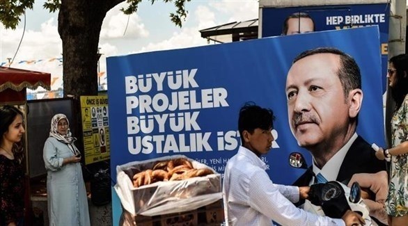 ملصق انتخابي في سوق شعبي في تركيا.(أرشيف)