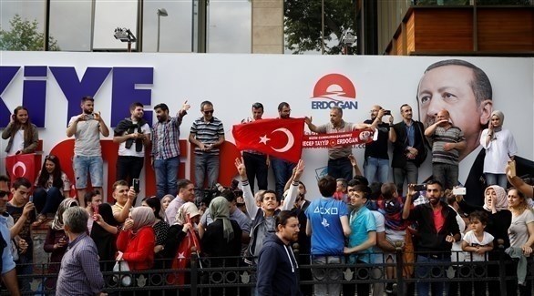 تجمع أنصار الرئيس التركي رجب طيب أردوغان في إسطنبول (رويترز)