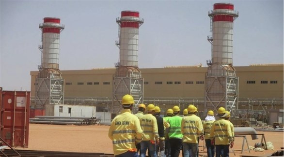 مجموعة من المهندسين في محطة أوباري الكهربائية في جنوب ليبيا (أرشيف)
