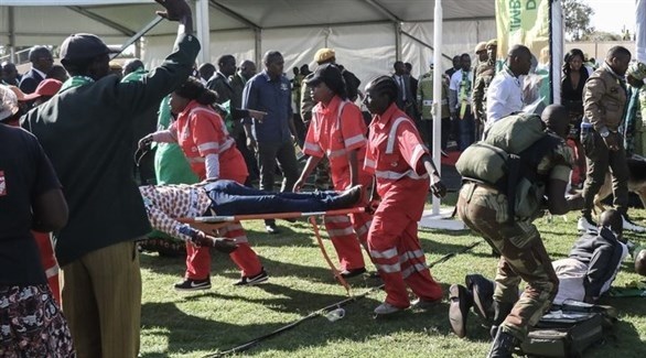 مسعفون ينقلون مصابين في الانفجار الذي استهدف تجمعاً لرئيس زيمبابوي (ذا ستاندارد) 