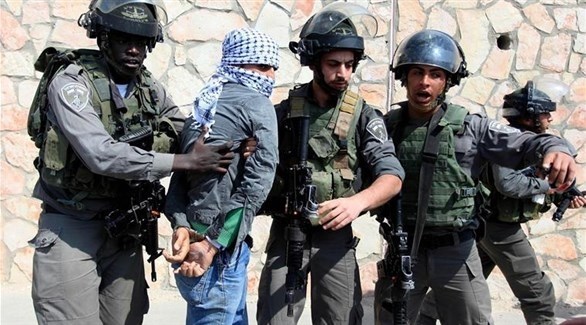 جنود الاحتلال الإسرائيلي يعتقلون فلسطينياً (أرشيف)