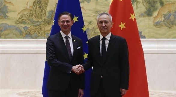 نائب رئيس الوزراء الصيني ليو هي، ونائب رئيس المفوضية الأوروبية يركي كاتاينن (أرشيف)