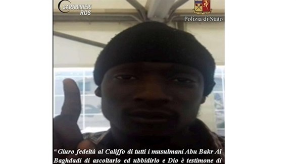 صورة من فيديو مبايعة الغامبي الموقوف لزعيم داعش البغدادي (الشرطة الإيطالية)  