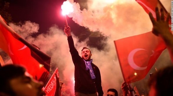 أتراك مؤيدون لأردوغان يتظاهرون عشية الانتخابات (إ ب أ)