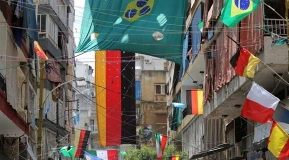 أعلام دول مشاركة في كأس العالم في أحد شوارع بيروت (أرشيف)