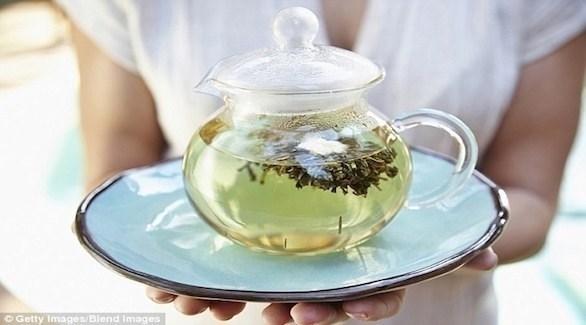 يساعد الشاي الأخضر على محاربة الشيخوخة (ديلي ميل)