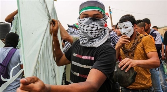 شبان فلسطينيون يستعدون لإطلاق طائرة ورقية حارقة.(أرشيف)