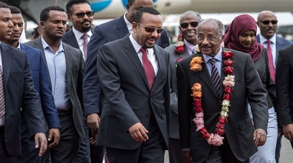 رئيس الوزراء الإريتري عثمان صالح محمد-من اليمين- ونظيره الإثيوبي أبيي أحمد مع البعثة الأريتيرية لدى وصولها إلى محادثات سلام في أديس أبابا.(أرشيف)