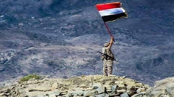 جُندي يمني يرفع علم بلاده (أرشيف)