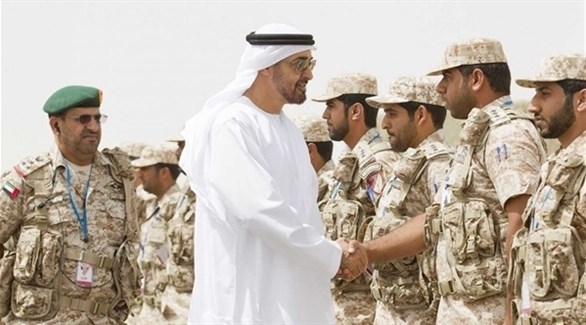 ولي عهد أبو ظبي نائب القائد العام للقوات المسلحة الشيخ محمد بن زايد مصافحاً جنوداً  إماراتيين.(أرشيف)