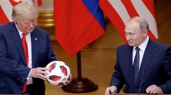 الرئيس الروسي يُهدي الرئيس دونالد ترامب كرة قدم (وكالات)