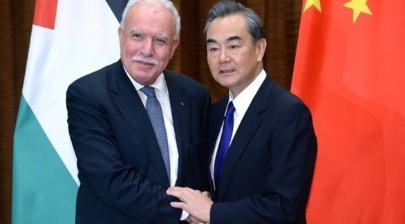 وزير الخارجية الصيني وانغ يي يمين)ونظيره الفلسطيني رياض المالكي في بكين (رويترز)