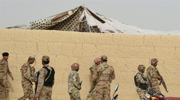 قوات باكستانية في مكان التفجير الانتحاري لحملة انتخابية في بلوشستان (أ ف ب) 