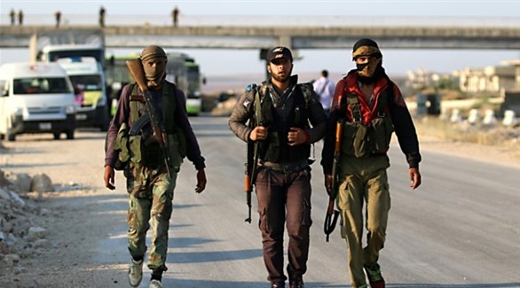 مسلحون من المعارضة السورية في القنيطرة يستعدون لمغادرتها على متن حافلات (أ ف ب)