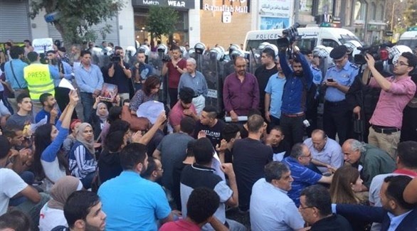 فلسطينيون يحتجون أمام مقر منظمة التحرير في رام الله (24)