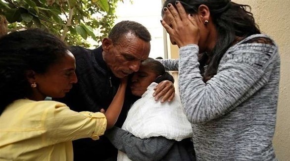 الأثيوبي عبد السلام يحتضن عائلته أخيراً بعد فراق 18 عاماً (رويترز)