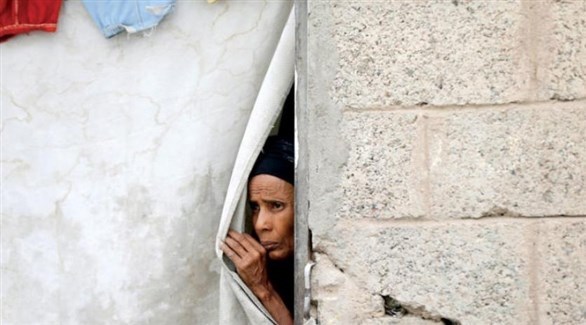 نازحة من الحديدة في مخيم قرب صنعاء (رويترز)
