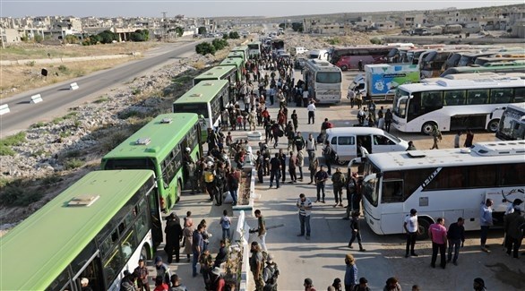 إجلاء مقاتلين ومدنيين سوريين إلى مدن الشمال (رويترز)