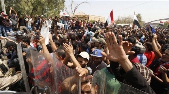 متظاهرون في ساحة التحرير ببغداد أمس الجمعة (تويتر)