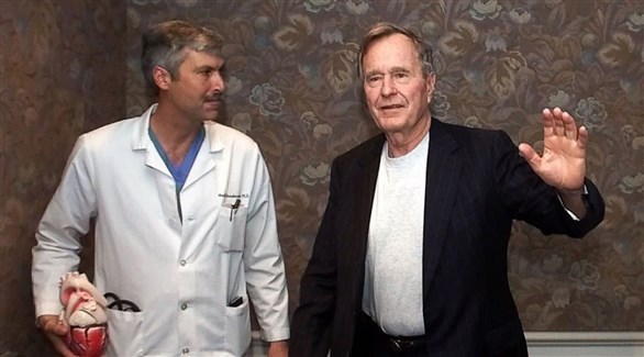 الرئيس الأمريكي السابق جورج بوش (الأب) والطبيب مارك هوسنكت (أرشيف)