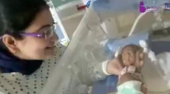 طفل هندي يولد بوزن 375 غرام (ديلي ميل)