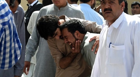 باكستانيون بعد تفجير انتحاري سابق (أرشيف)