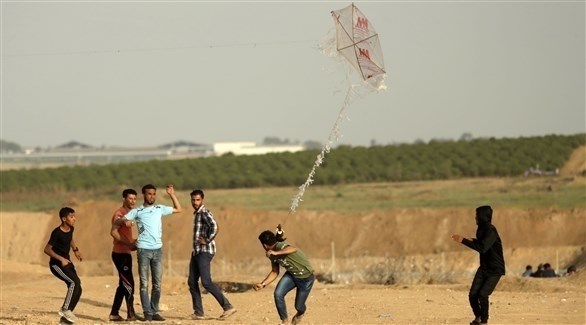 شُبان يطلقون طائرات ورقية حارقة من غزة (أرشيف)