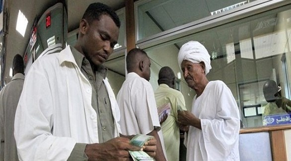 سودانيون يبحثون عن الدولار في أحد مكاتب الصرافة  (أرشيف)