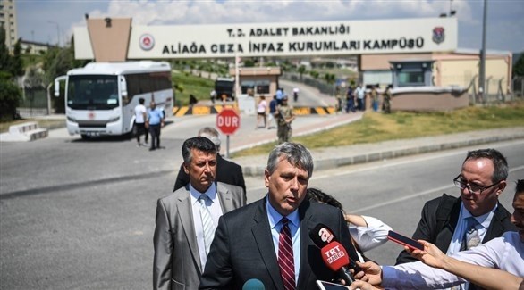 محام يتخدث إلى الصحافيين أمام أحد السجون التركية.(أرشيف)
