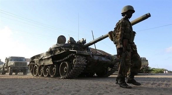 جندي صومالي أمام دبابة ضمن قافلة عسكرية (أرشيف)