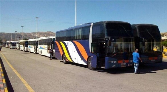 اسطول من الباصات السورية عند نقطة "المصنع" الحدودية مع لبنان