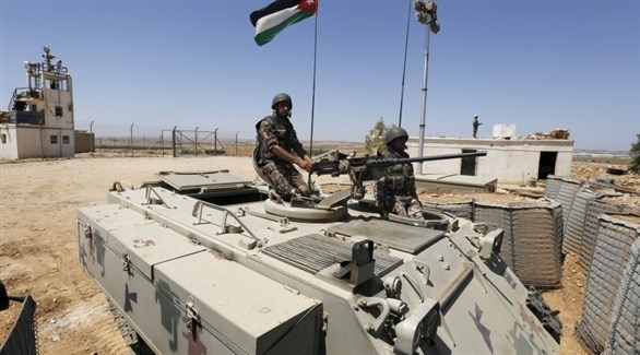 جنود أردنيون يعتلون دبابة شمال مدينة المفرق على الحدود مع الأراضي السورية (أرشيف)