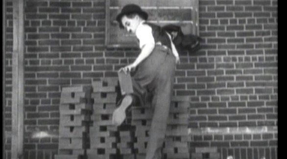 شارلي شابلن في فيلم "يوم القبض" 1922.(أرشيف)