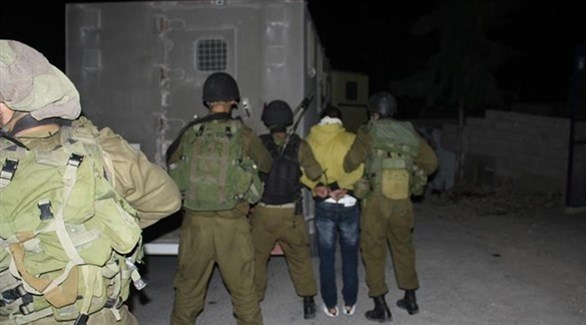 قوات الاحتلال تعتقل فلسطينياً (أرشيف)