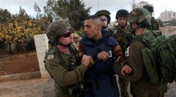 قوات الاحتلال خلال اعتقال الصحفي علي دار (غزةالأن)