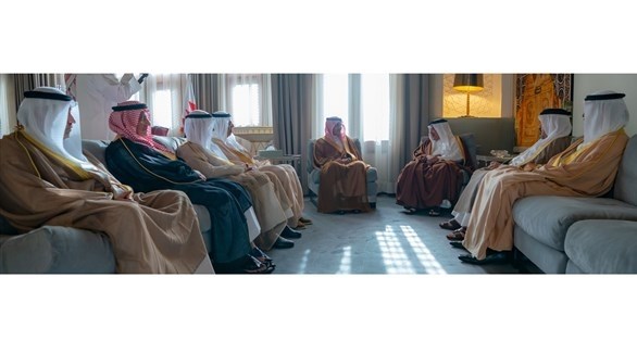 ولي العهد البحريني متوسطاً الجلسة الوزارية في المنامة (بنا)