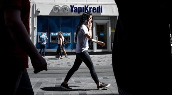 أتراك أمام مصرف تركي في اسطنبول.(أرشيف)
