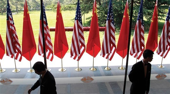 الأعلام الصيني والأمريكي قبيل لقاء رئيسا البلاد (أرشيف)
