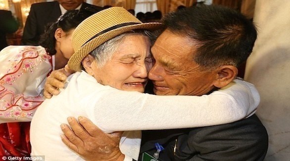 لقاء مؤثر بين تسعينية وابنها السبعيني في لم شمل بين الكوريتين (ديلي ميل)