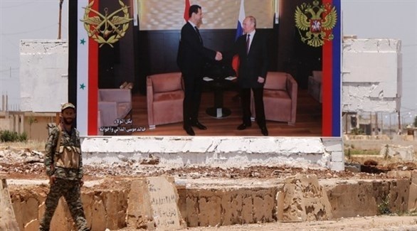 لوحة عليها صورة الرئيسين الروسي فلاديمير بوتين والسوري بشار الأسد على طريق في سوريا.(أرشيف)