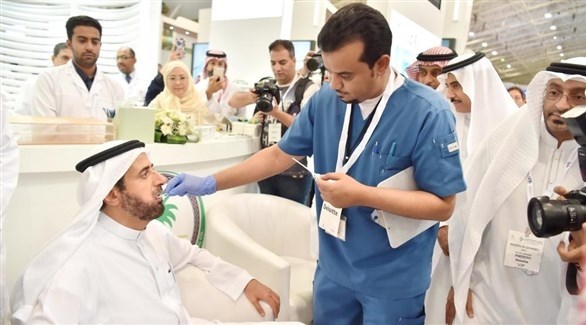 عامل صحي يعاين أحد الأشخاص في السعودية (أرشيف)