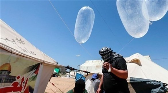 فلسطينيون يطلقون بالونات حارقة باتجاه إسرائيل (أرشيف)