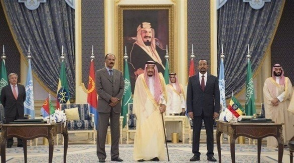 العاهل السعودي الملك سلمان بن عبد العزيز متوسطاً زعيمي أثيوبيا وأريتريا في جدة (أرشيف)