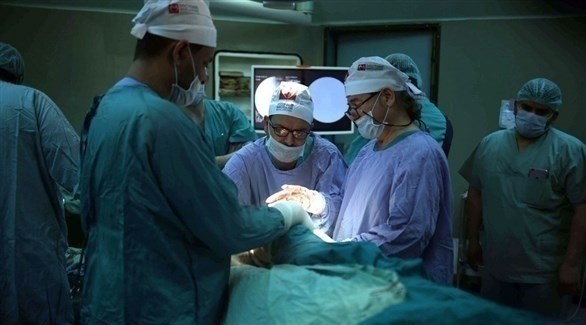 أطباء فلسطينيون في غزة يجرون عملية جراحية (أرشيف)