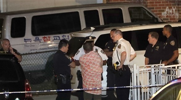 عناصر الشرطة تقتاد المشتبه بها إلى مركز التحقيق (نيويورك بوست)