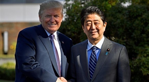الرئيس الأمريكي ترامب ورئيس الوزراء الياباني آبي (أرشيف)