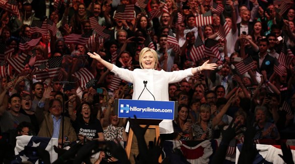 المرشحة الديمقراطية للانتخابات الأمريكية هيلاري كلينتون تتحدث إلى أنصارها خلال حملتها الانتخابية بحي بروكلين في نيويورك