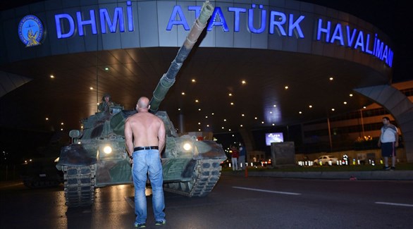 رجل تركي يقف في وجه دبابة رفضاً للانقلاب