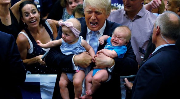 الملياردير الأمريكي دونالد ترامب يحمل طفلين رضيعين خلال تجمع انتخابي في كولورادو سبرينغز في ولاية كولورادو